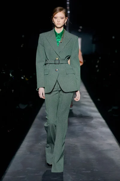 Look 16
